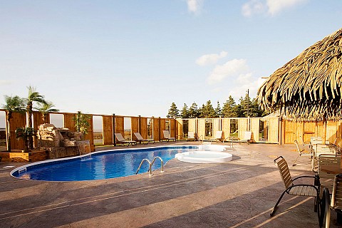 Outdoor pool of the Quality Inn & Suites Matane